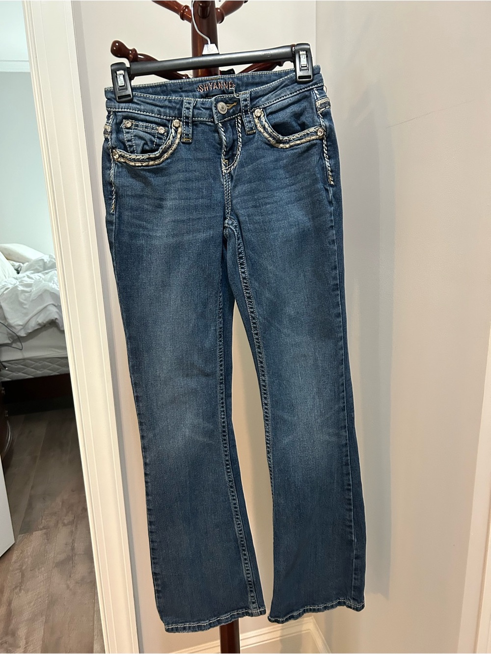Shyanne Women's Medium Blue Embellished Bootcut Jeans size25 x 32